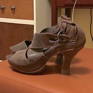 Neosens leather sandals, about 3,5” heels, European size 37. Made in Spain